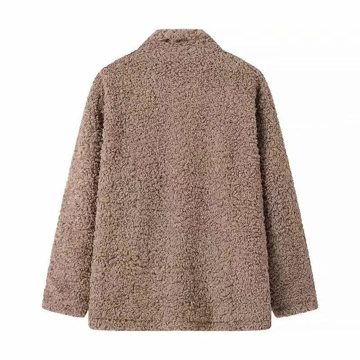 Dam kort teddy jacka med standing krage, snap knäppning och värmande microfleece quality