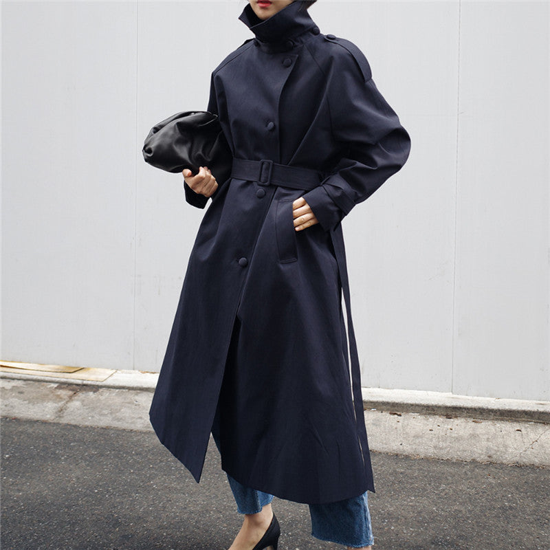 Dam lång skärning trenchcoat med midjebälte och ståkrage