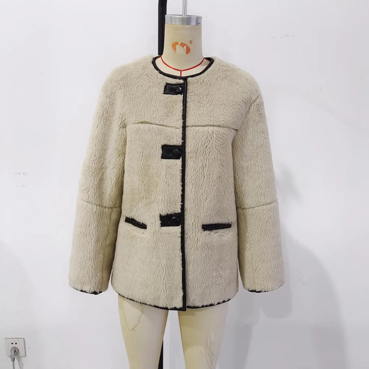 Dam kort teddy kappa jacka i boxy skärning med kontrast piping, snap button och decorative strap detail