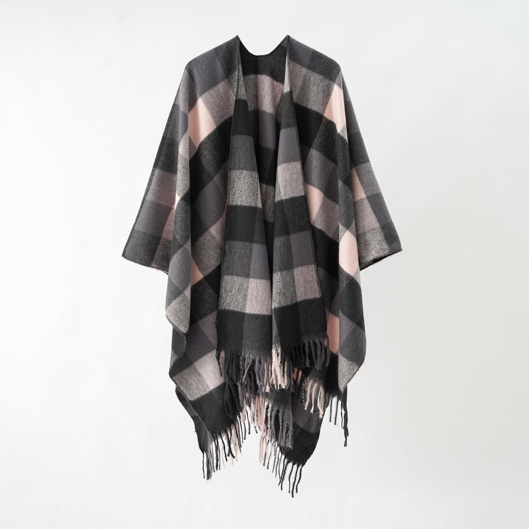 Dam Oversize Wrap poncho tillverkad av ullblandning med graphic diamond mönster och fringed fåll