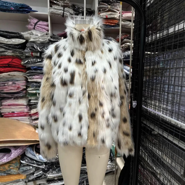 Dam kort-skärning faux pälsjacka i spotted mönster med ståkrage och värmande vaddering