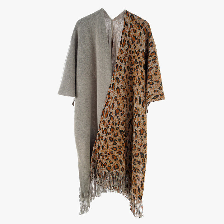 Dam Reversible capeponcho med Leo Jacquard, Fringes och Boxy oversized skärning