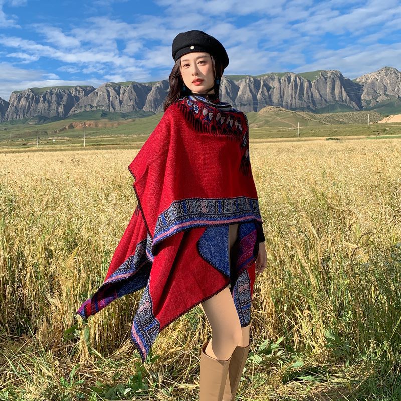 Dam Oversize poncho i Ethno Jacquard med V-neck och structured fåll
