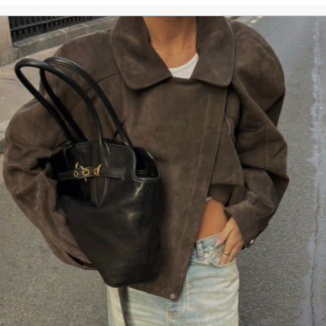 Dam kort jacka in biker stil gjord mocka look med midjebälte