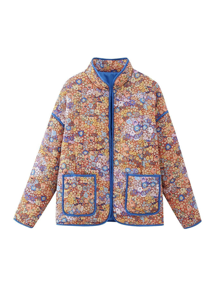 Dam quiltad floral jacka med ståkrage, dragkedja, och påsydda fickor