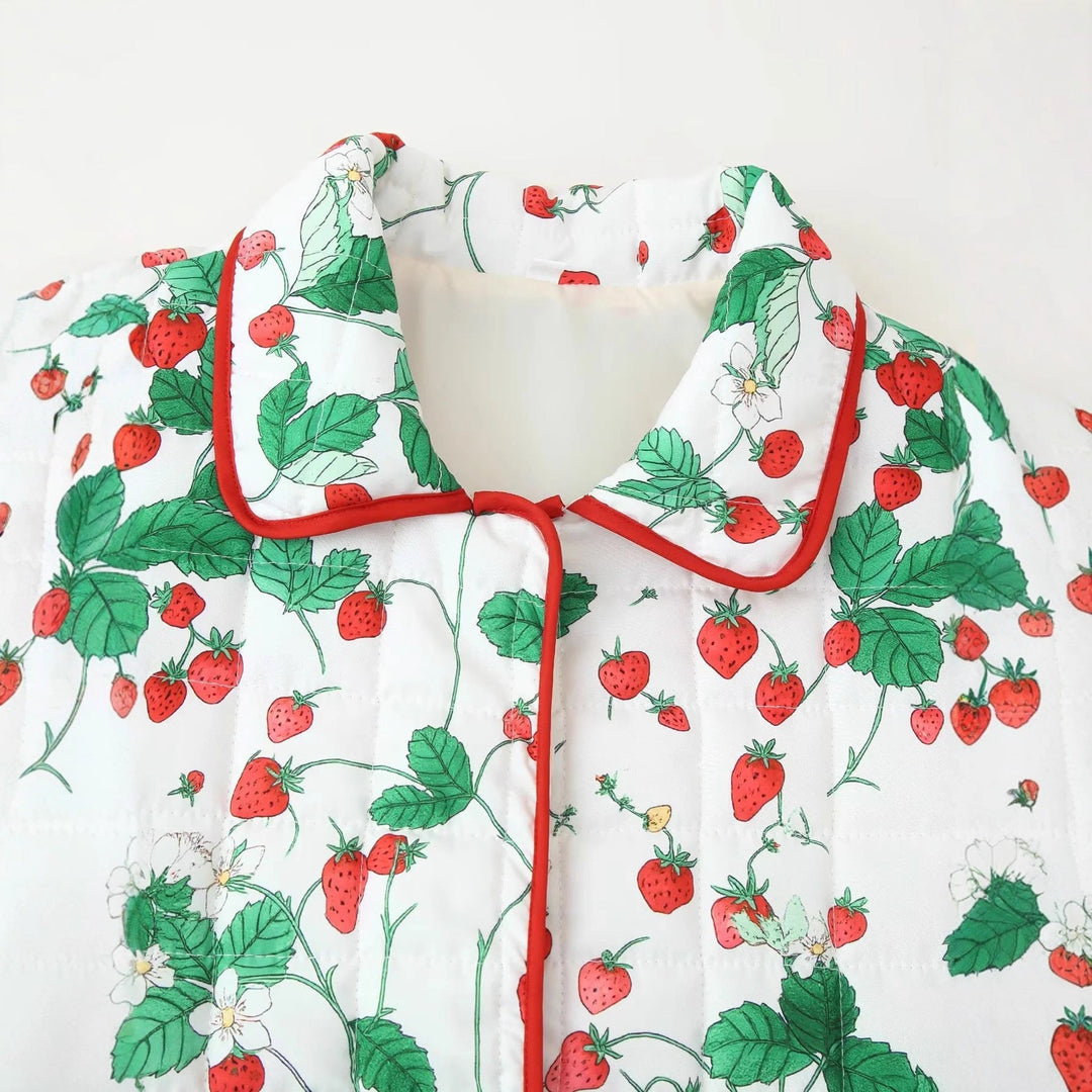 Dam quiltad övergångsjacka med strawberry motif, kontrasterande piping, och stor påsydda fickor