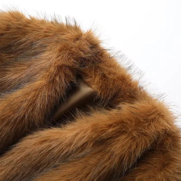 Dam lyxig kort jacka tillverkad av vegan faux fur med open sjalkrage och slight waist detailing