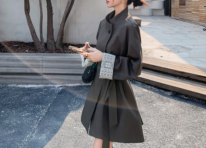 Dam elegant trenchcoat med midjebälte och kontrast ärmar