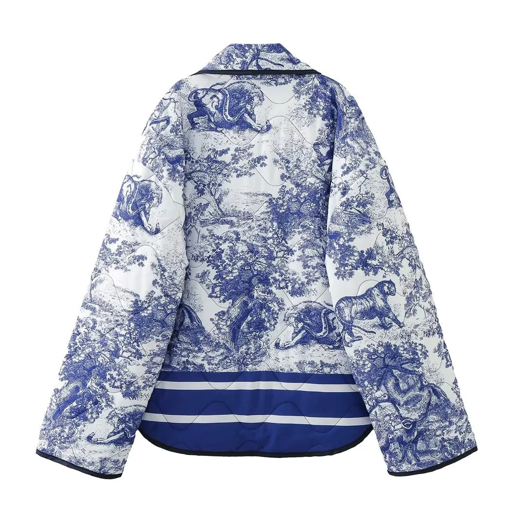 Dam Quiltad Jacka i Kimono Stil med Toile-De-Jouy Animal Tryck, Shawl Krage, och Contrasting Patch Fickor