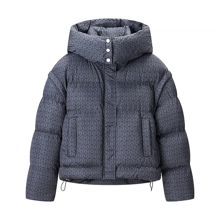 Dam kort boxy quiltad jacka med graphic quilt mönster, stor huva, concealed snap knäppning och drawstring fåll