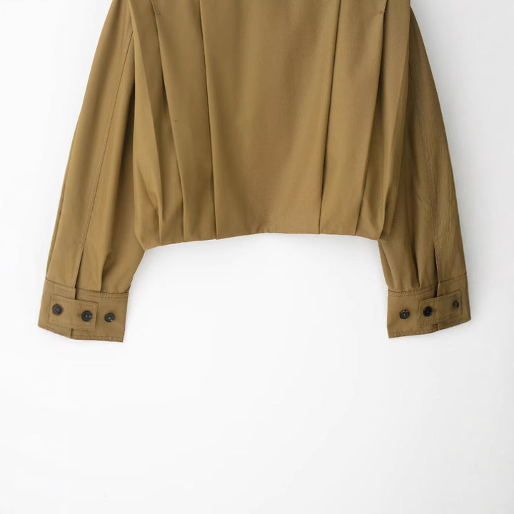 Dam kort trenchcoat in boxig skärning med vid Lapels och Epaulettes