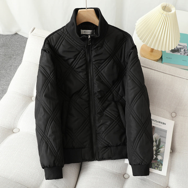 Dam lightly vadderad quiltad jacka med diamond-shaped quiltning, high ribbed krage, och concealed dragkedja