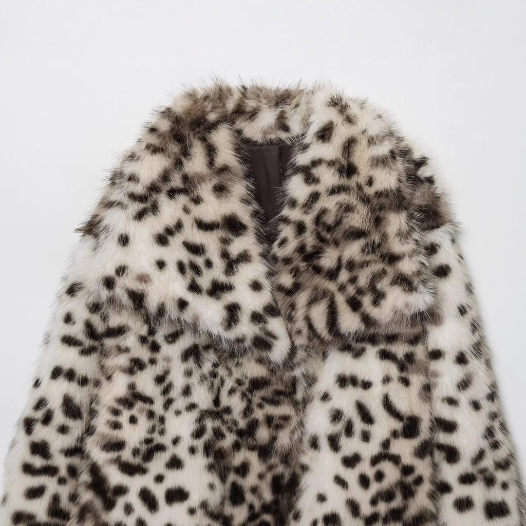Dam Kort Jacka Gjord av Konstpäls med Leopardmönster och Voluminous Sjalrakrage