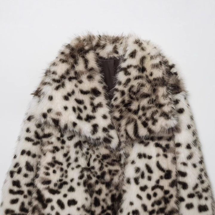 Dam Kort Jacka Gjord av Konstpäls med Leopardmönster och Voluminous Sjalrakrage