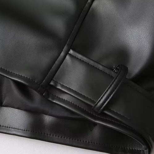 Dam Bikerjacka Tillverkad av Vegansk Läderlook med Waist Belt och Asymmetrisk Dragkedja