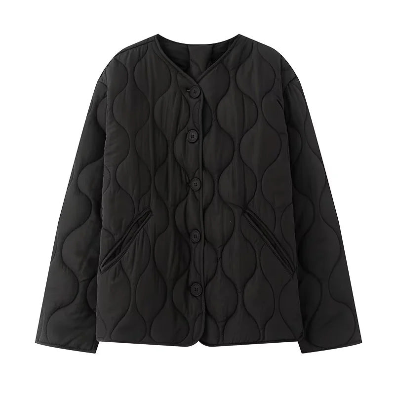 Dam quiltad övergångsjacka med organic wave quiltning, knäppning, och inserted sidofickor