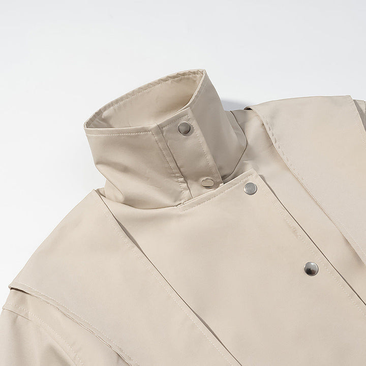 Dam kort jacka med cape shoulder, ståkrage och midjebälte