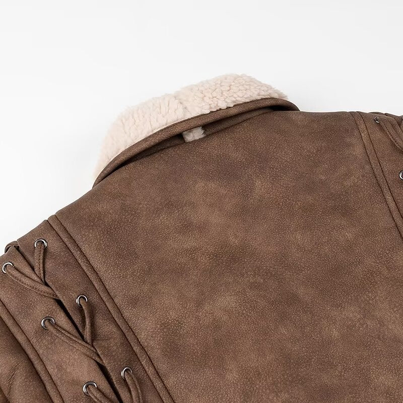 Dam kort jacka in aviator look med sherpa foder, knytband och shoulder lacing