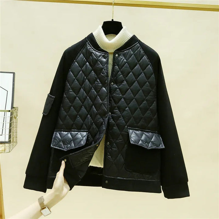Dam quiltad baseball bomberjacka med diamond stitching, flap fickor, och elastiska muddar