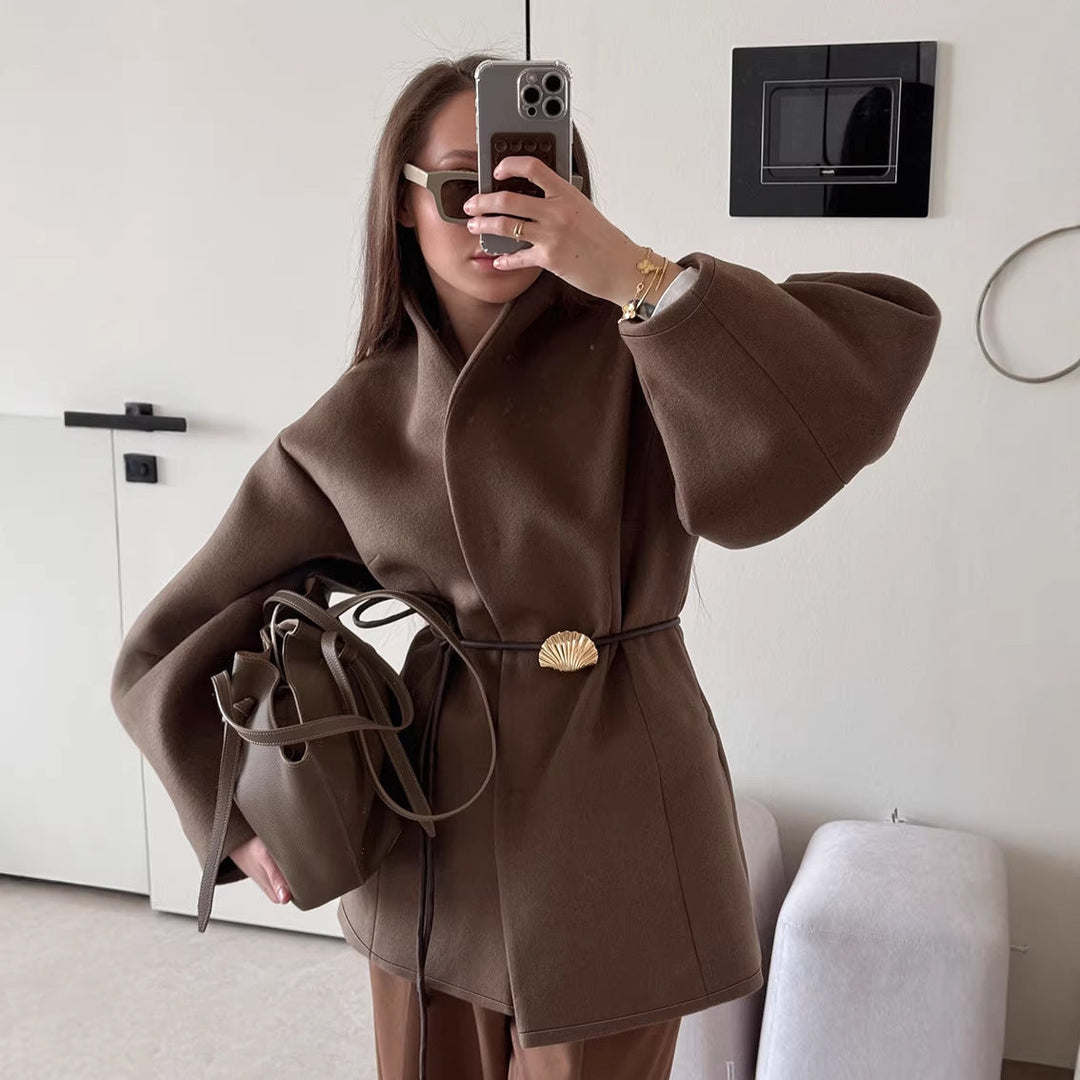 Dam kort jacka med wrap stängning, figure-hugging läder bälte och shell clasp