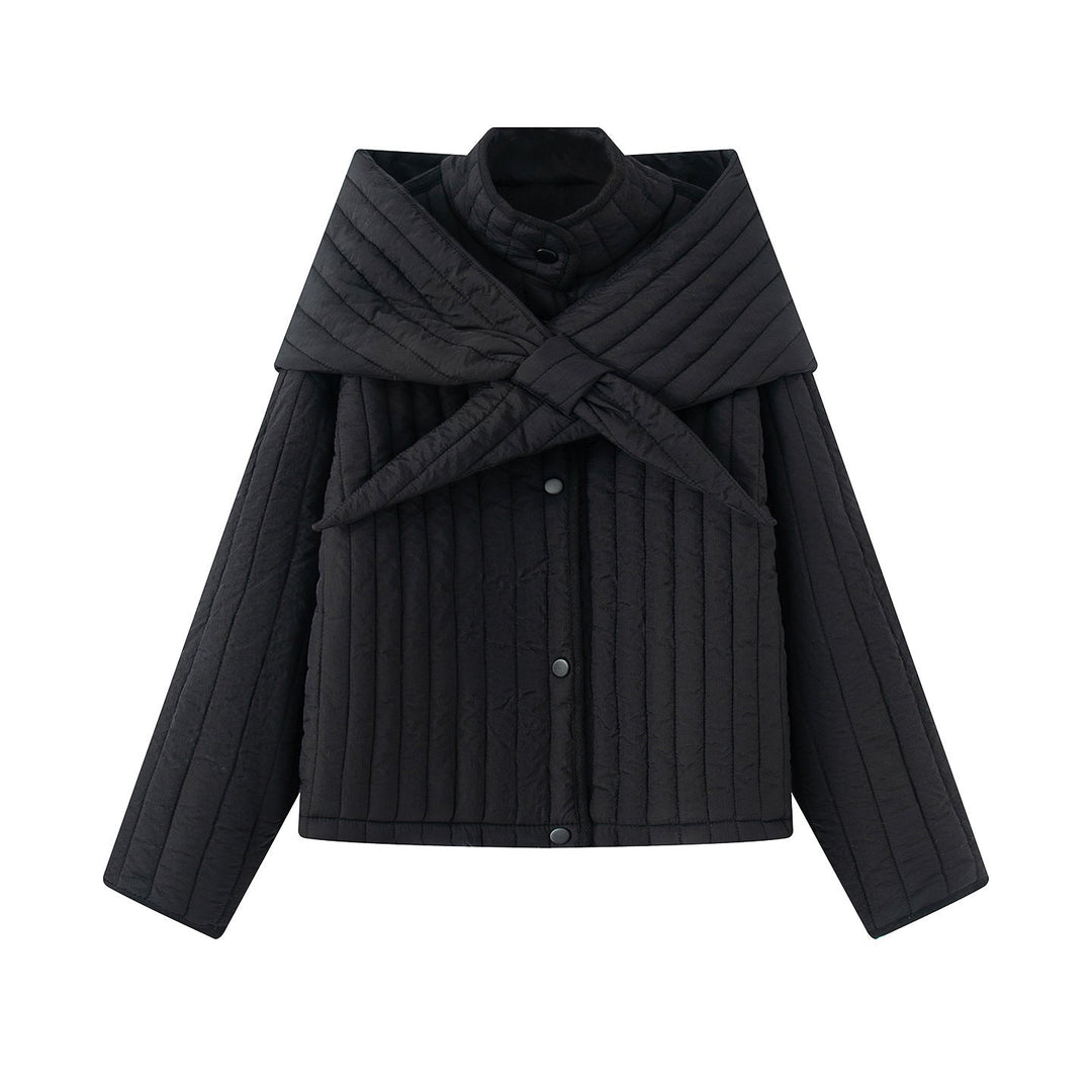 Dam quiltad jacka med stor wrap krage och tie scarf
