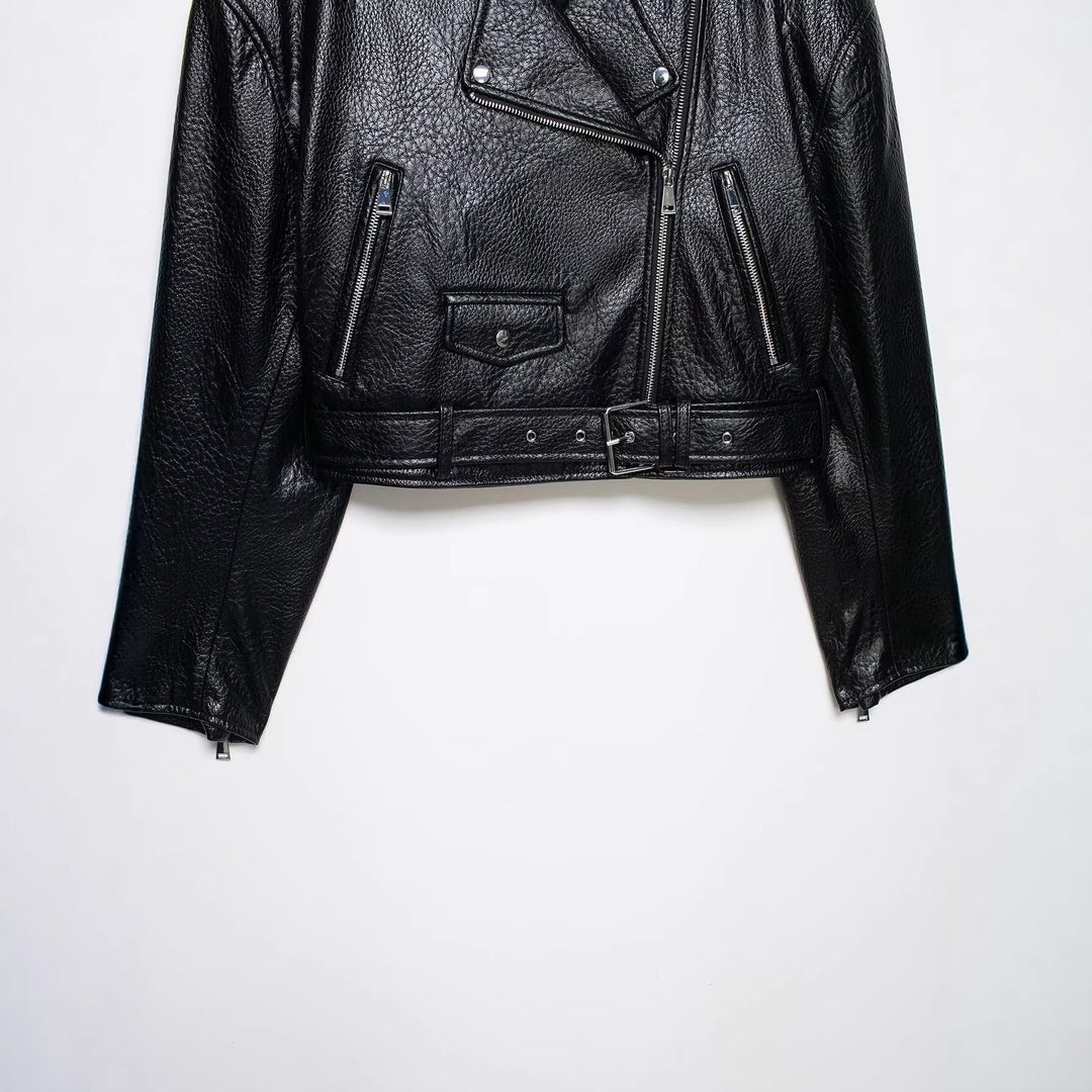 Dam Kort Skärning Biker Läder Jacka med Fitted Belt, Asymmetrisk Dragkedja, och Textured Läder