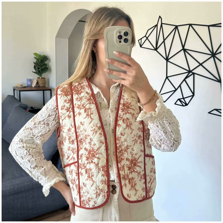 Dam light quiltad V-neck väst med floral alla-över tryck, kontrasterande piping och praktisk framfickor