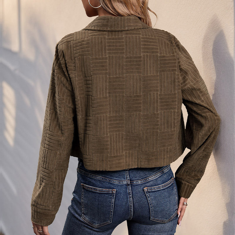 Dam kort jacka med geometric quiltad structure och patch bröstfickor