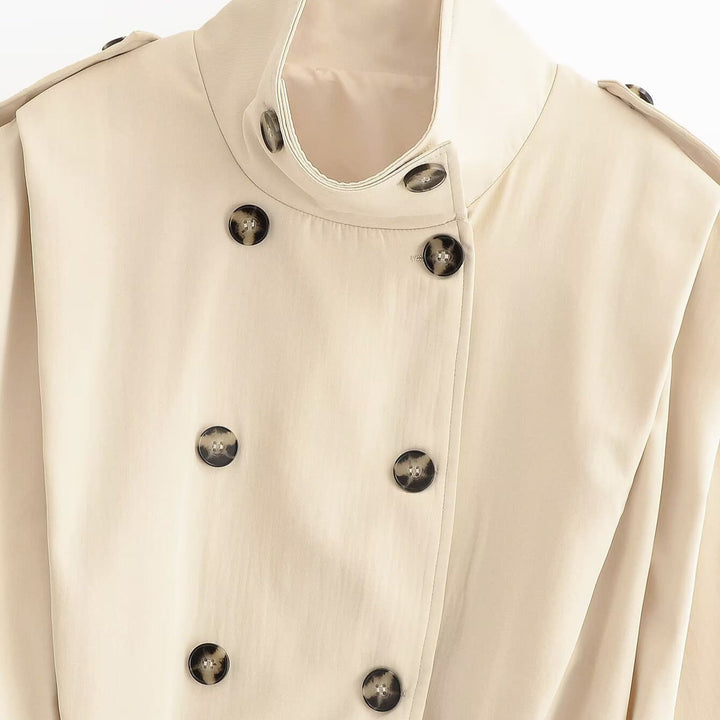Dam Kort Double-Breasted Trenchcoat med Stå Krage, Shoulder Straps och Elastic Nederkant