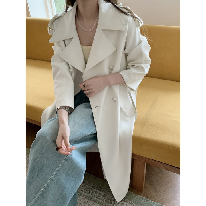 Dam mid-length trenchcoat med oversize shoulders och mother-av-pearl knappar