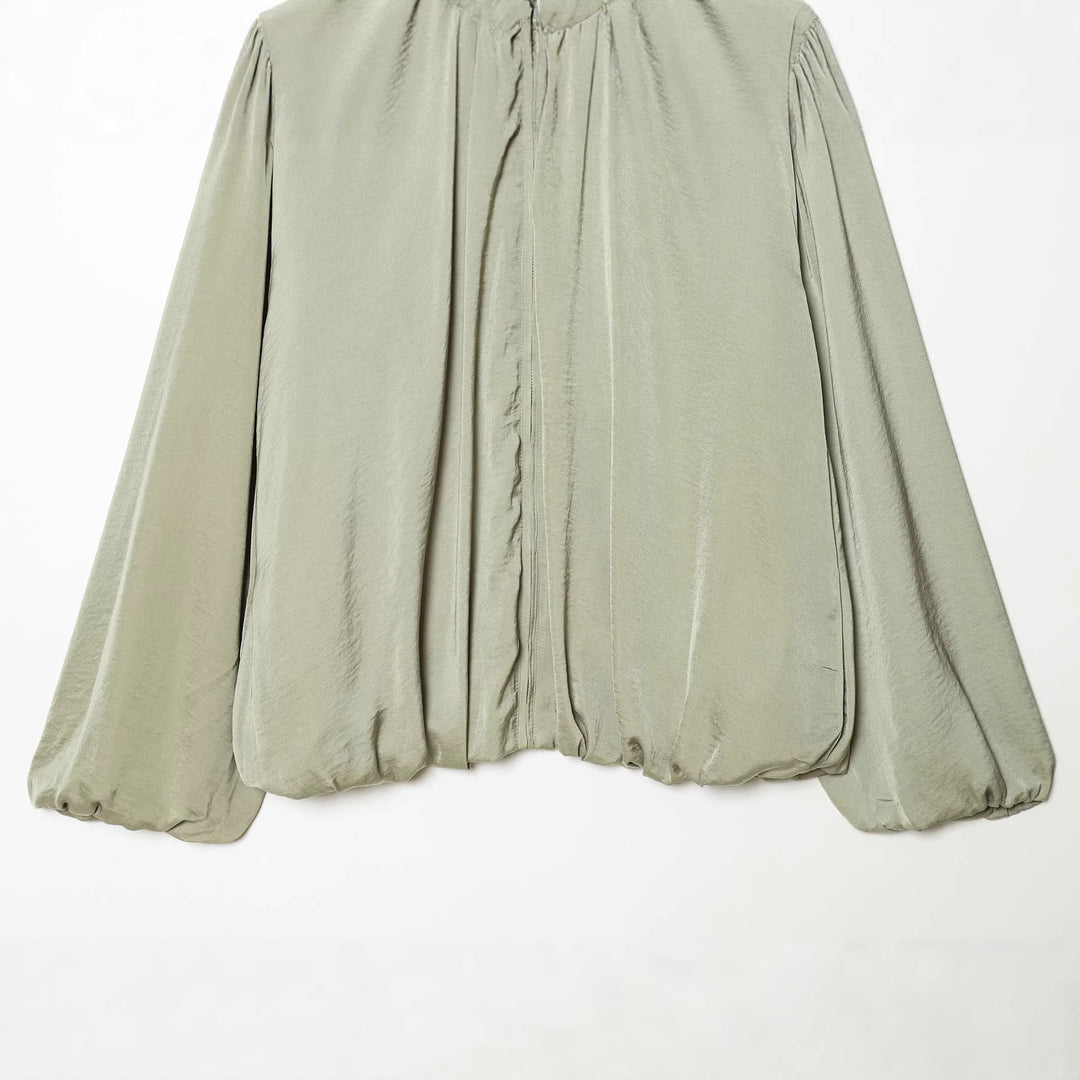 Dam lightly figurnära blousonjacka med gathered round neckline, concealed dragkedja och balloon-shaped ärmar