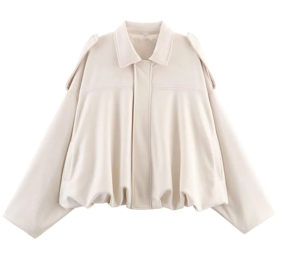 Dam 1000+ Wide-Skärning Kort Blouson Jacka i Cape Look med Shoulder Straps och Gathered Nederkant