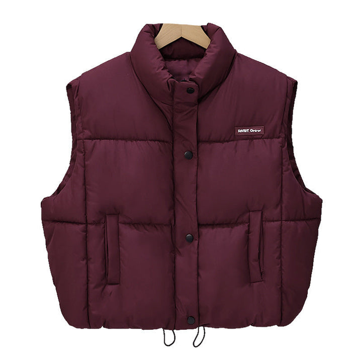 Dam kort skärning thermo quiltad väst med high ståkrage, snap button front och adjustable drawstring fåll