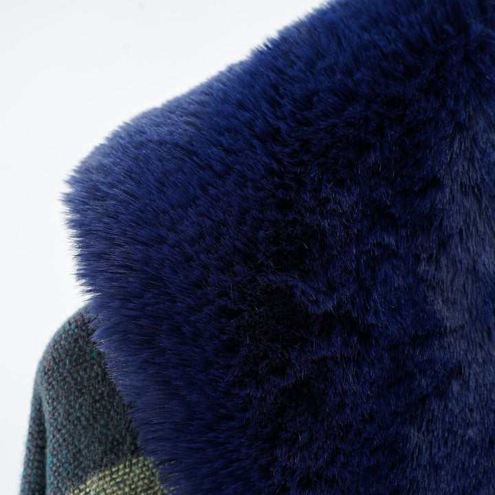 Dam Oversize capeponcho med fuskpälskrage och colorblock Jacquard