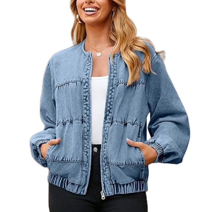 Dam bomber-stil denimjacka med round neck, piping seams, och elastic fåll