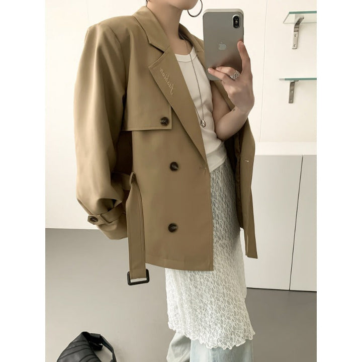 Dam kort trenchcoat med figure-flattering knytband och voluminous balloon ärmar