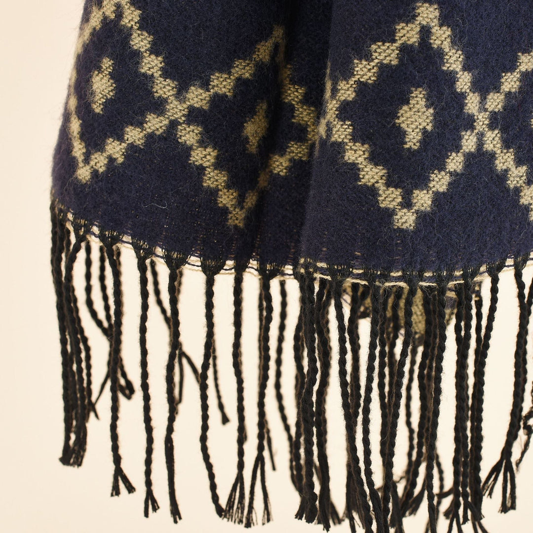 Dam Oversize Ruana i graphic jacquard med kontrast interior och fransfåll