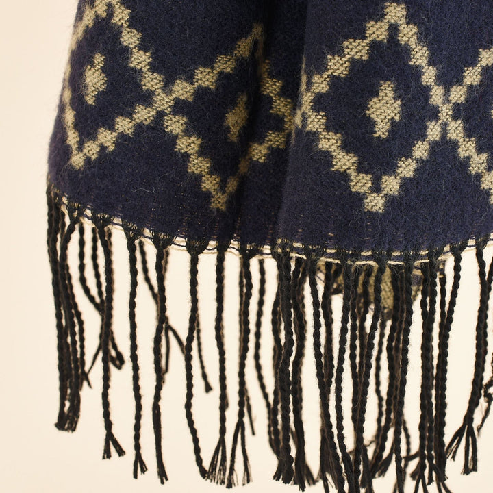 Dam Oversize Ruana i graphic jacquard med kontrast interior och fransfåll