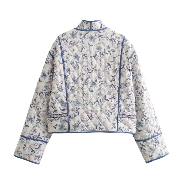 Dam kviltad kimono jacka med blommig all-over mönster och kontrasterande piping
