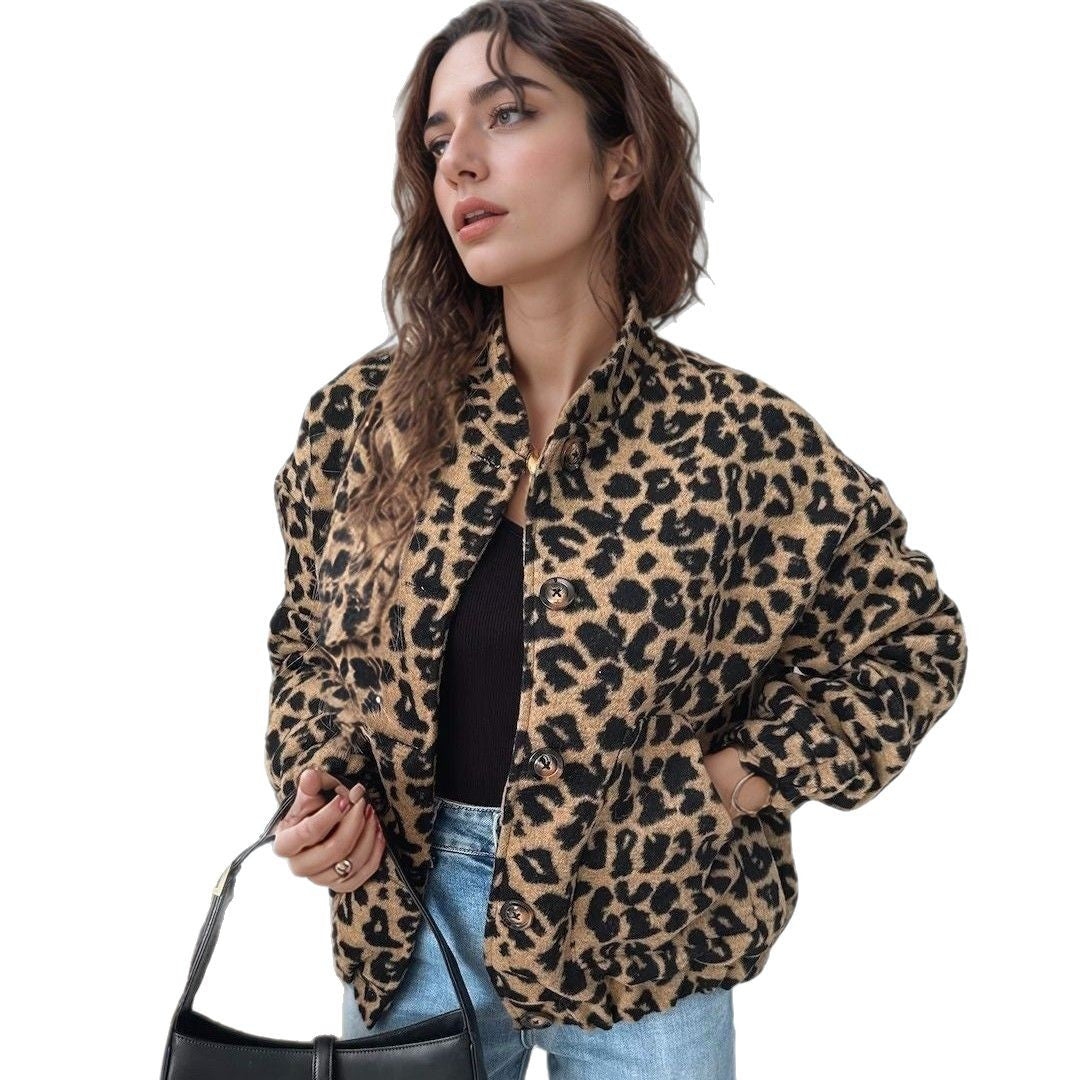 Dam kort jacka in leopard tryck med ståkrage, knappslå, och elastic fåll