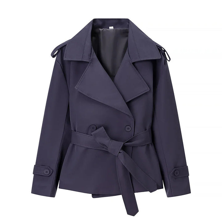 Dam kort figurnära trenchcoat med bred lapels, epaulettes, och tie bälte