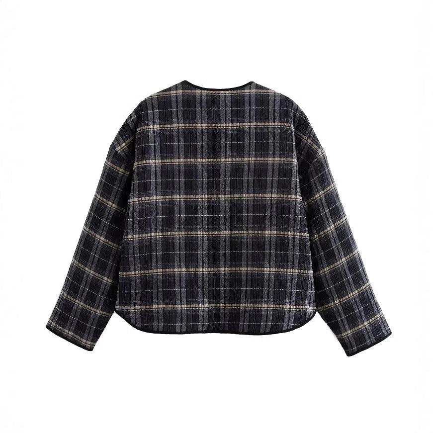 Dam quiltad check jacka med rund hals, light vaddering, och oversized påsydda fickor