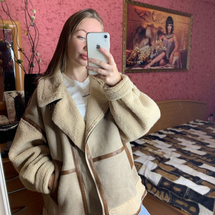 Dam kort jacka in aviator stil med teddyfoder, konstläder trim och asymmetrisk dragkedja