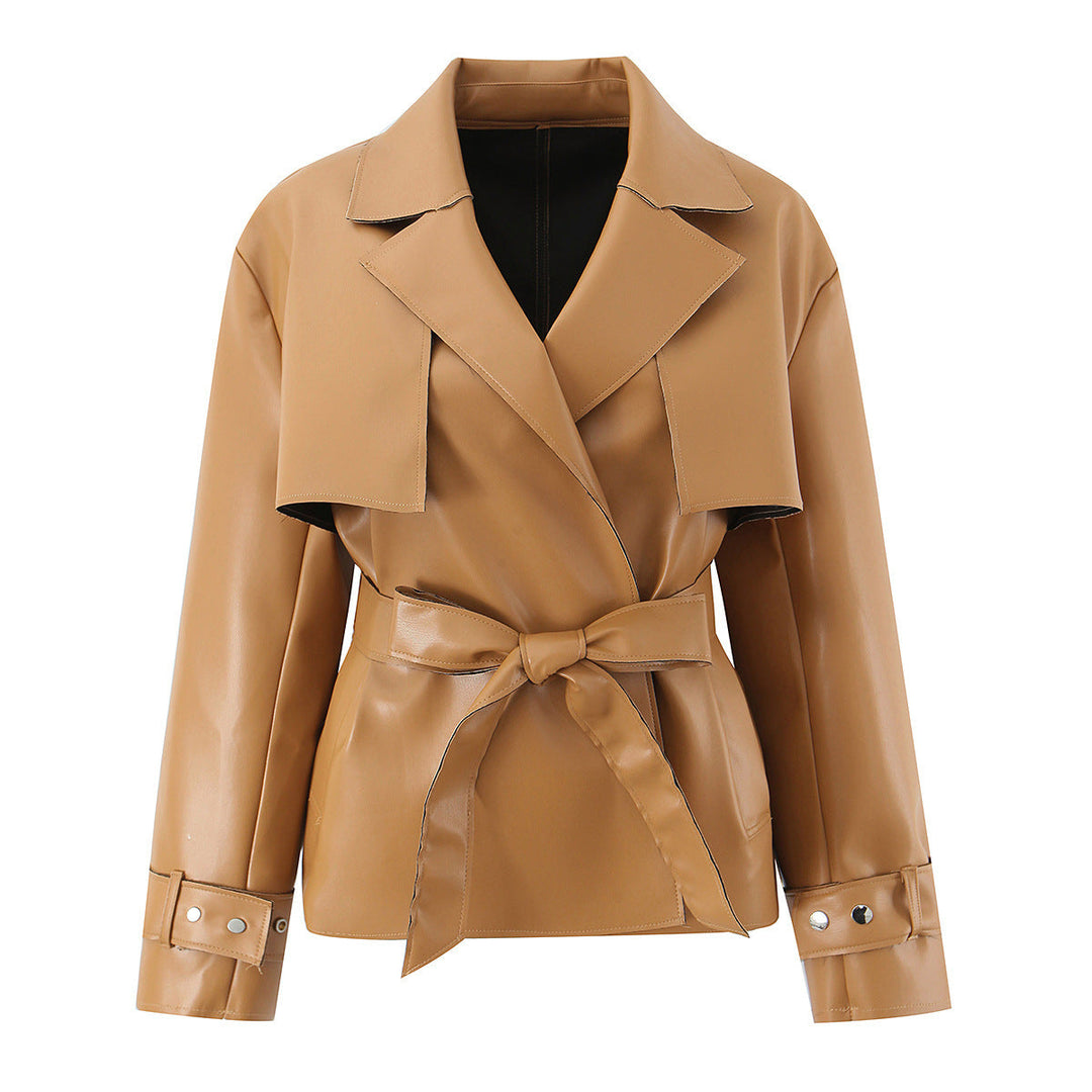 Dam Kort Tailored Faux Läder Trench Stil Jacka med Belt och Cape Detail