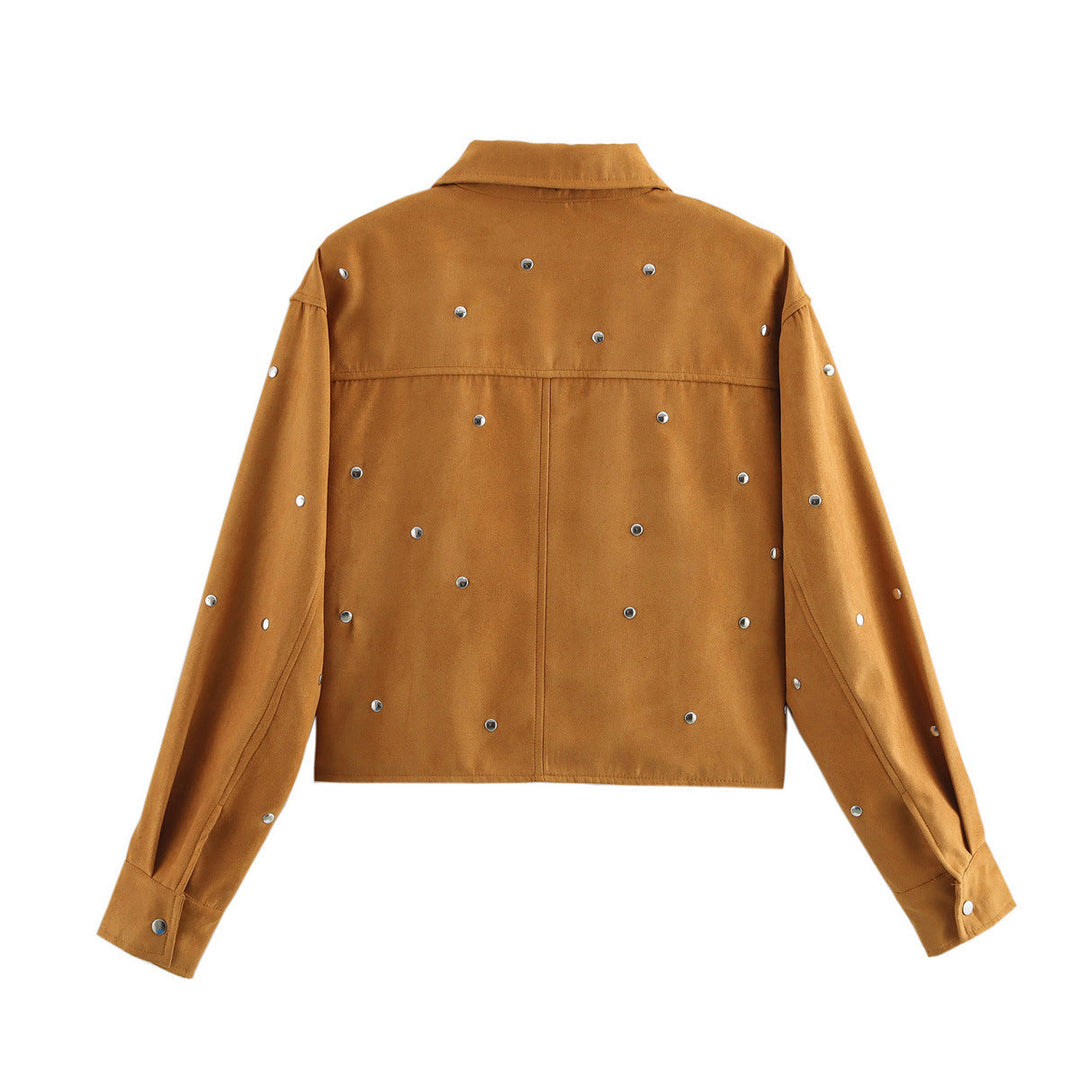 Dam kort studded jacka tillverkad av mocka imitation med en full-length dragkedja och chest pocket