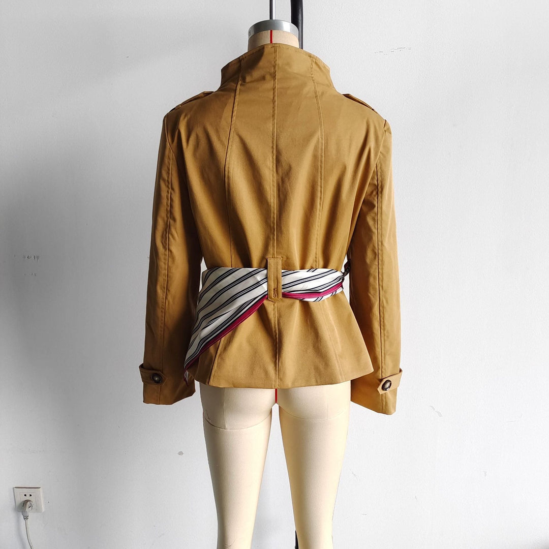 Dam kort figursydd double-breasted trench med ståkrage och silk scarf bälte