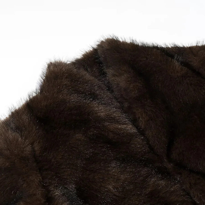 Dam kort vegan faux fur kappa med sjalkrage, concealed closure och straight skärning