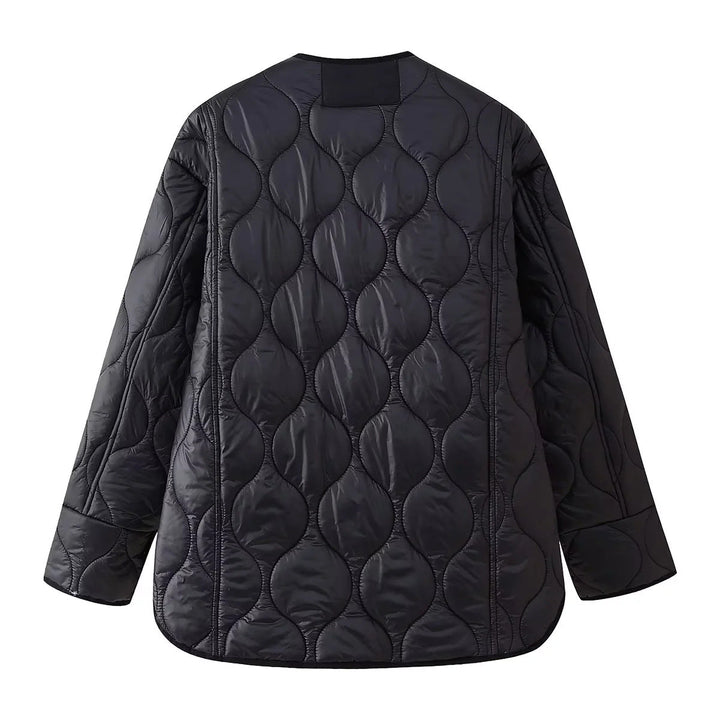 Dam light quiltad övergångsjacka med organic wave quiltning, rund hals, dropped axlar, och flap fickor