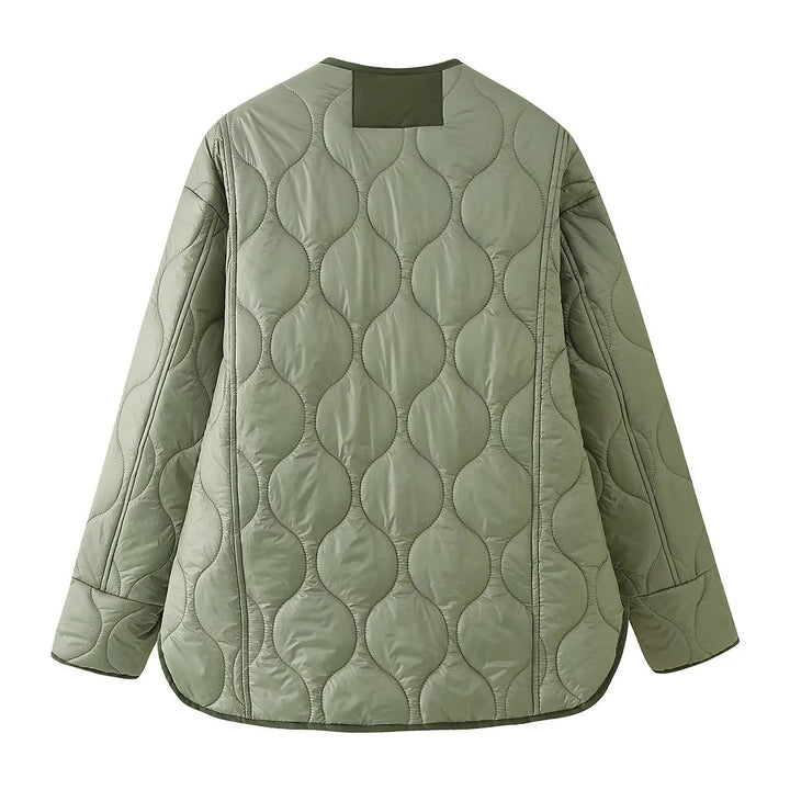 Dam light quiltad övergångsjacka med organic wave quiltning, rund hals, dropped axlar, och flap fickor