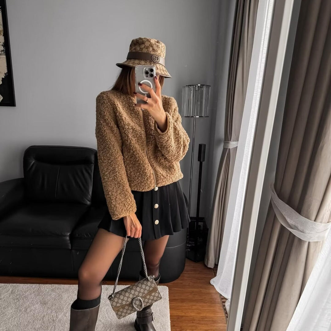 Dam kort teddy fleece blazer med rund hals, hel dragkedja, och discreet sidofickor